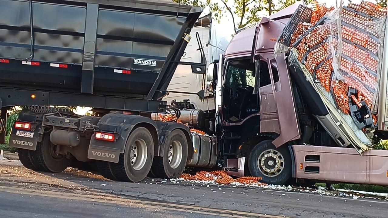 Acidente envolvendo quatro carretas interdita BR-364 em Jaciara.