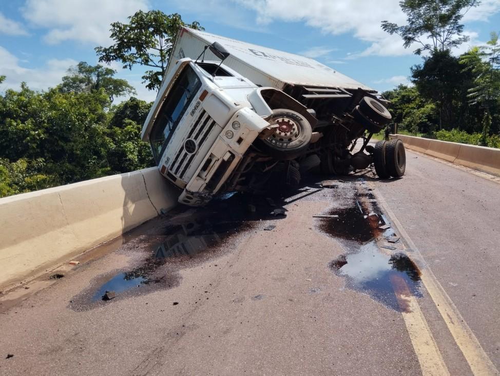 Caminhão tomba na MT-320 próximo à Colíder